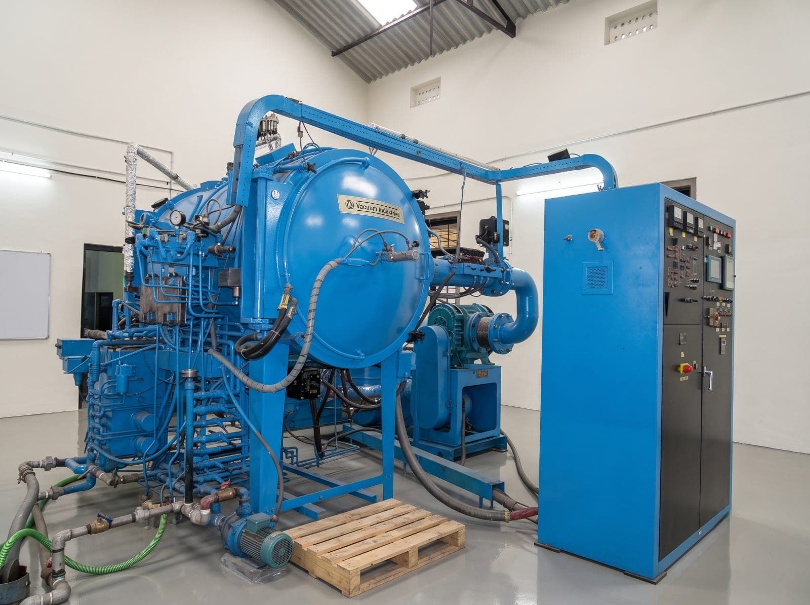 Vacuum sintering furnace and control cabinet
