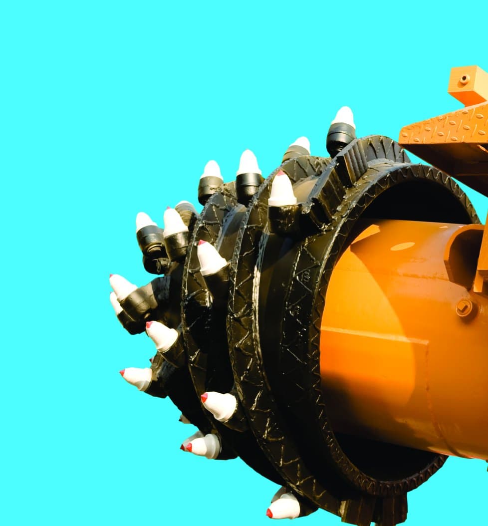 Trencher drum fitted with carbide-tipped cutting tools